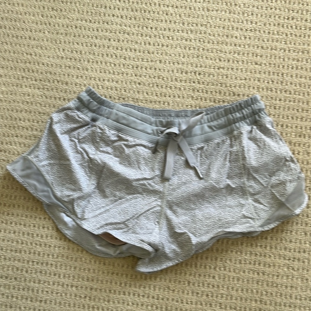 Lululemon Hotty Hot Freckle Flower white Seal Grey Size 8 EUC